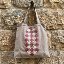 Load image into Gallery viewer, Pattered Tote with wide edges
